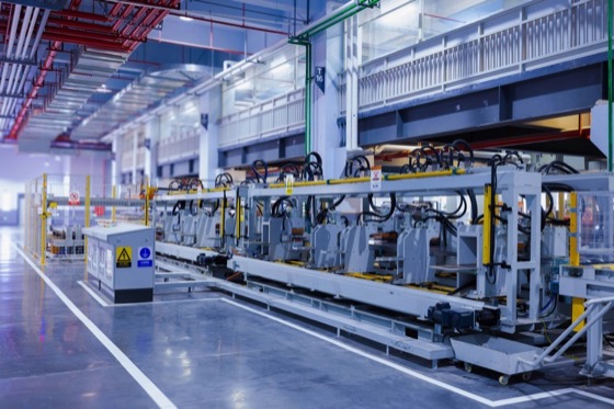 Ligne de production automatisée dans un atelier industriel