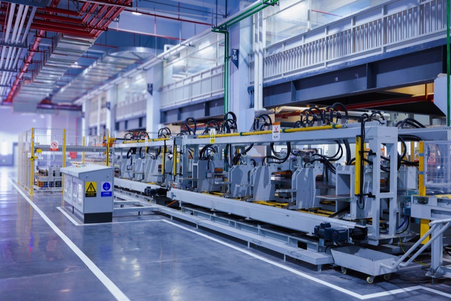Ligne de production automatisée dans un atelier industriel