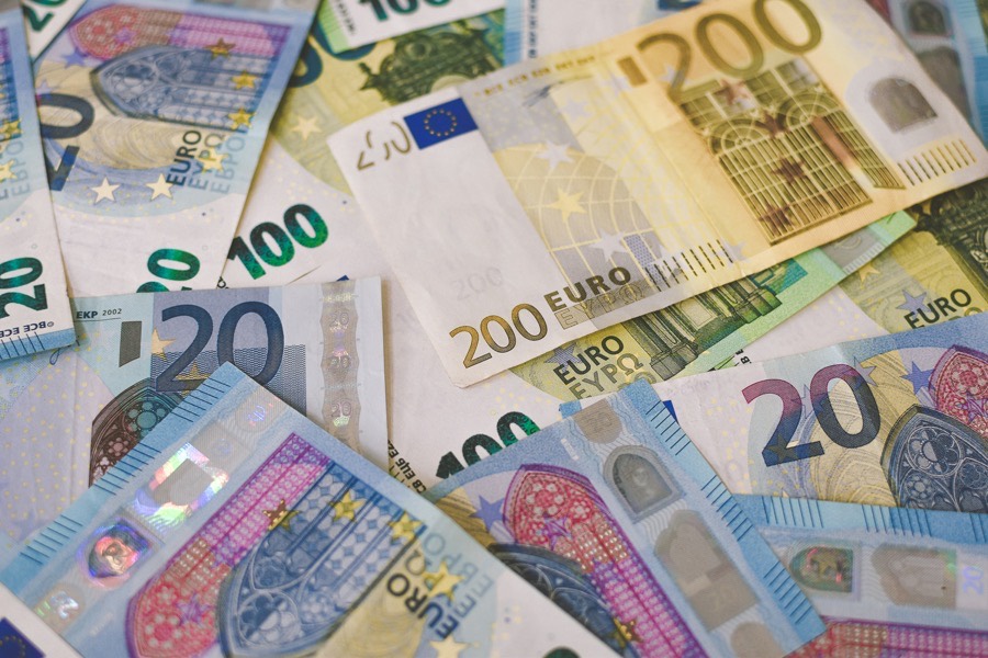 Billets en euros de différentes coupures, étalés